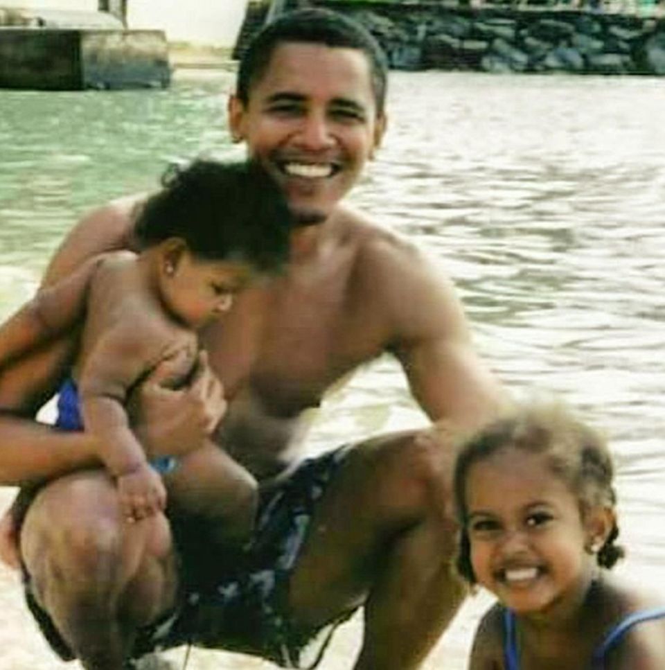 "Denke heute und jeden Tag an den Vater dieser beiden. Frohen Vatertag!", schreibt Michelle Obama an ihren Mann Barack.