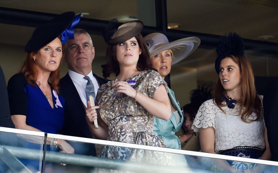 Fergie sieht sich mit ihren Töchtern Prinzessin Eugenie und Prinzessin Beatrice ein Rennen an. Fergie sieht sich mit ihren Töchtern Prinzessin Eugenie und Prinzessin Beatrice ein Rennen an.