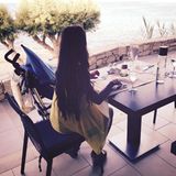 24. Juni 2016:   Breakfast with a view! Sarah hat Hunger und zeigt nicht nur einen wundervollen Ausblick, sondern ganz nebenbei auch ihre lange Mähne.