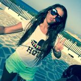 23. Juni 2016:  Im stylischen Sommer-Look präsentiert sich Sarah ihren Fans. Die knappe zerissene Shorts und das Shirt passen wunderbar zur braungebrannten Haut der Sängerin.