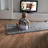 22. Mai 2016  Wie niedlich: Ganz gespannt verfolgt Alessio das Sandmännchen.