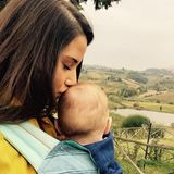 27. Oktober 2015  Zärtlich küsst Mama Sarah ihren kleinen Alessio, während sie einen Spaziergang machen.