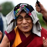 Seine Heiligkeit der Dalai Lama zauberte den Festivalbesuchern ein Lächeln aufs Gesicht, und das nicht nur, weil er mit ungewöhnlichem Regenschutz etwas anders aussieht als üblich.