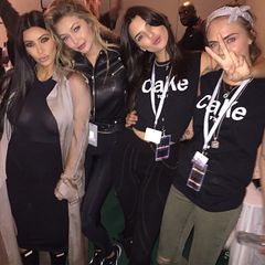 Später hat Kim aber wohl eingesehen, dass Gummistiefel die bessere Wahl sind, wie dieses Instagram-Bild beweist. Darauf auch zu sehen sind Gigi Hadid im sexy Rocker-Look sowie Kendall Jenner und Cara Delevingne, die sich für T-Shirt-Partnerlook entschieden haben.