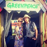 Regisseurin Sam Taylor-Johnson genießt das Festival im bunten Retro-Kleid, ihr Mann Aaron setzt eher auf den lässigen Lederwesten-Look.