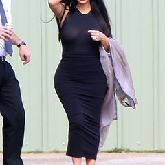 Nicht ohne meine High Heels! Kim Kardashian kann selbst in Glastonbury nicht auf ihre hohen Schuhe verzichten und lässt sich wie üblich im sexy Outfit per Helikopter aufs Festivalgelände fliegen.