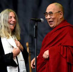 Der Dalai Lama besucht Glastonbury: Patti Smith begrüßt ihn auf der Bühne.