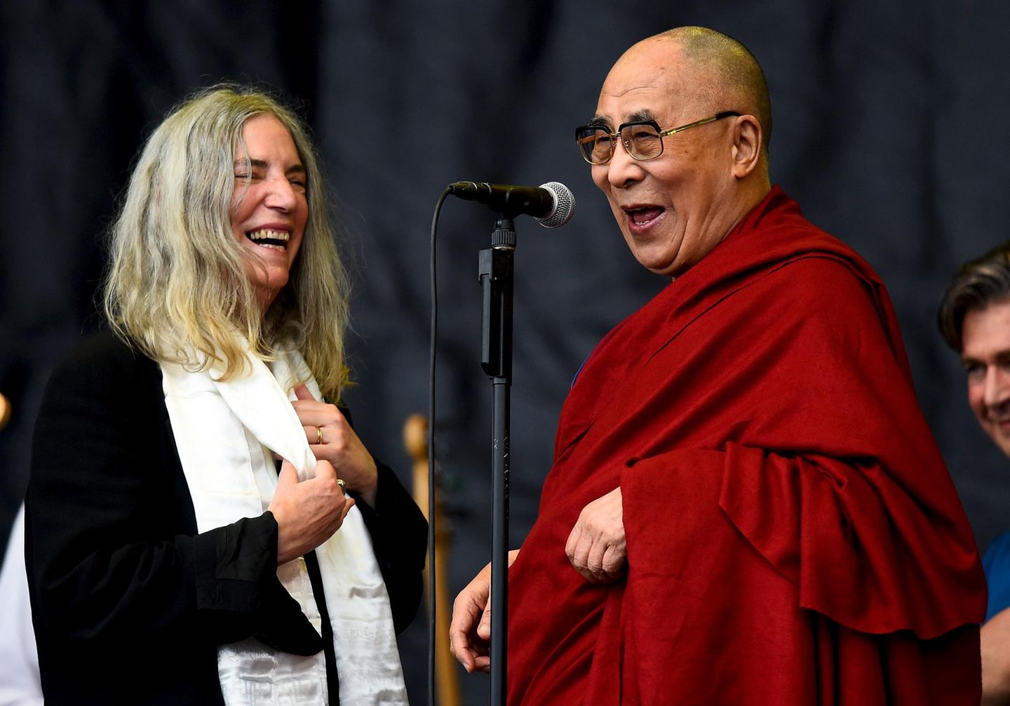 Der Dalai Lama besucht Glastonbury: Patti Smith begrüßt ihn auf der Bühne.