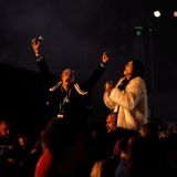 Cara Delevingne und Kendall Jenner feiern Kanye Wests Auftritt.