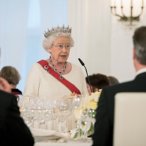 Tag 2  Die Königin hält beim Stattsbankett eine Rede.