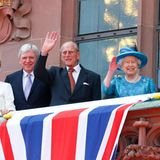 Tag 3  Die Queen hat Glück mit dem Wetter, in Frankfurt scheint die Sonne während sie und ihr Prinzgemhal vom Balkon des Rathauses dem Volk zuwinken.
