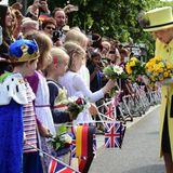 Tag 4  Königin trifft König. Verkleidete Kinder beschenken die Queen mit Blumen.
