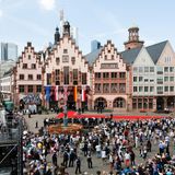 Tag 3  Frankfurt freut sich über den Besuch der König. Vor dem Rathaus versammeln sich die Menschen um einen Blick auf das Staatsoberhaupt zu werfen.