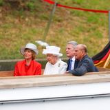 Tag 2  Unter der deutschen Flagge machen Queen Elizabeth und Prinz Philip mit Joachim Gauck und seiner Frau Daniela Schadt eine Bootstour auf der Spree.