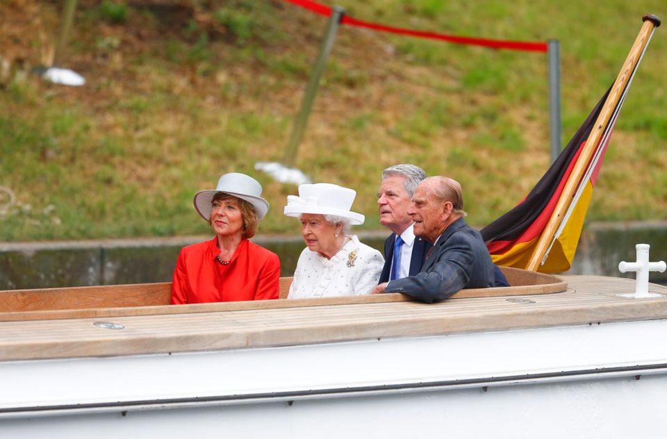 Tag 2  Unter der deutschen Flagge machen Queen Elizabeth und Prinz Philip mit Joachim Gauck und seiner Frau Daniela Schadt eine Bootstour auf der Spree.
