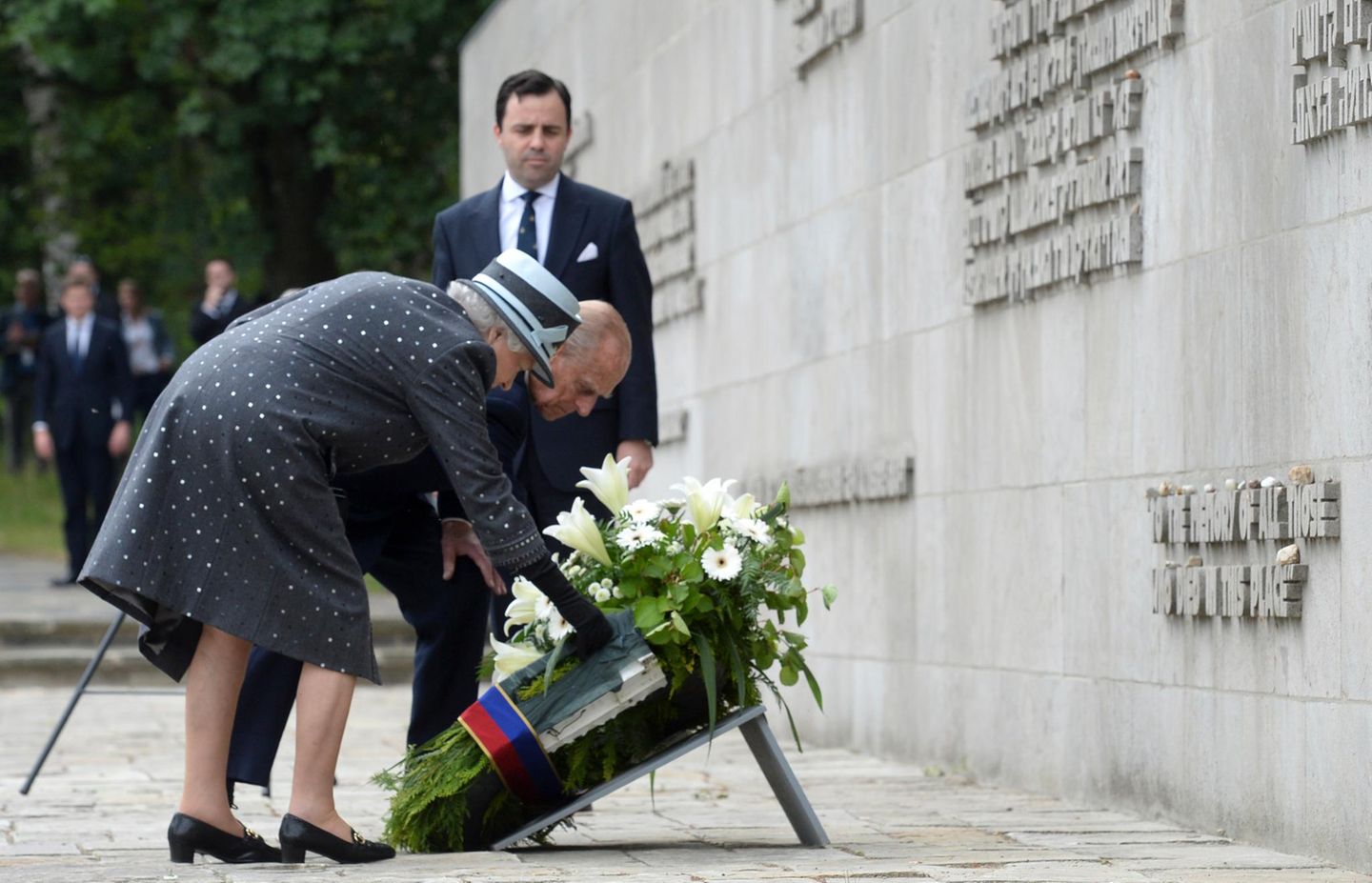Tag 4  Im ehemaligen Konzentrationslager Bergen-Belsen legen Queen Elizabeth und Prinz Philip in Gedenken einen Kranz nieder.