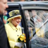 Tag 4  Am Brandenburger Tor verabschiedet sich die Queen nach ihrer 4-tägigen Reise vom Volk.