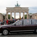 Tag 1  Nach der Ankunft am Flughafen wird das englische Staatsoberhaupt mit dem eigenen, extra eingeflogenen Bentley zum Hotel "Adlon" am Brandenburger Tor gefahren. Die deutschen Fans jubeln ihr und ihrem Mann Prinz Philip begeistert zu.