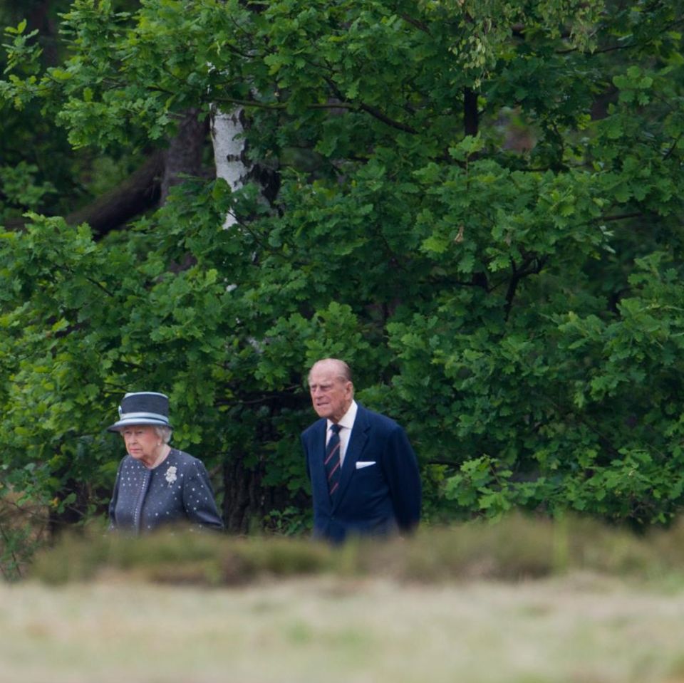 Tag 4  In dem bewaldeten Gebiet machen Queen Elizabeth udn ihr Prinzgemahl einen Spaziergang.