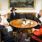 Tag 2  Mit Hilfe einer Dolmetscherin unterhält sich das royale Paar mit dem Bundespräsidenten und seiner Gattin.