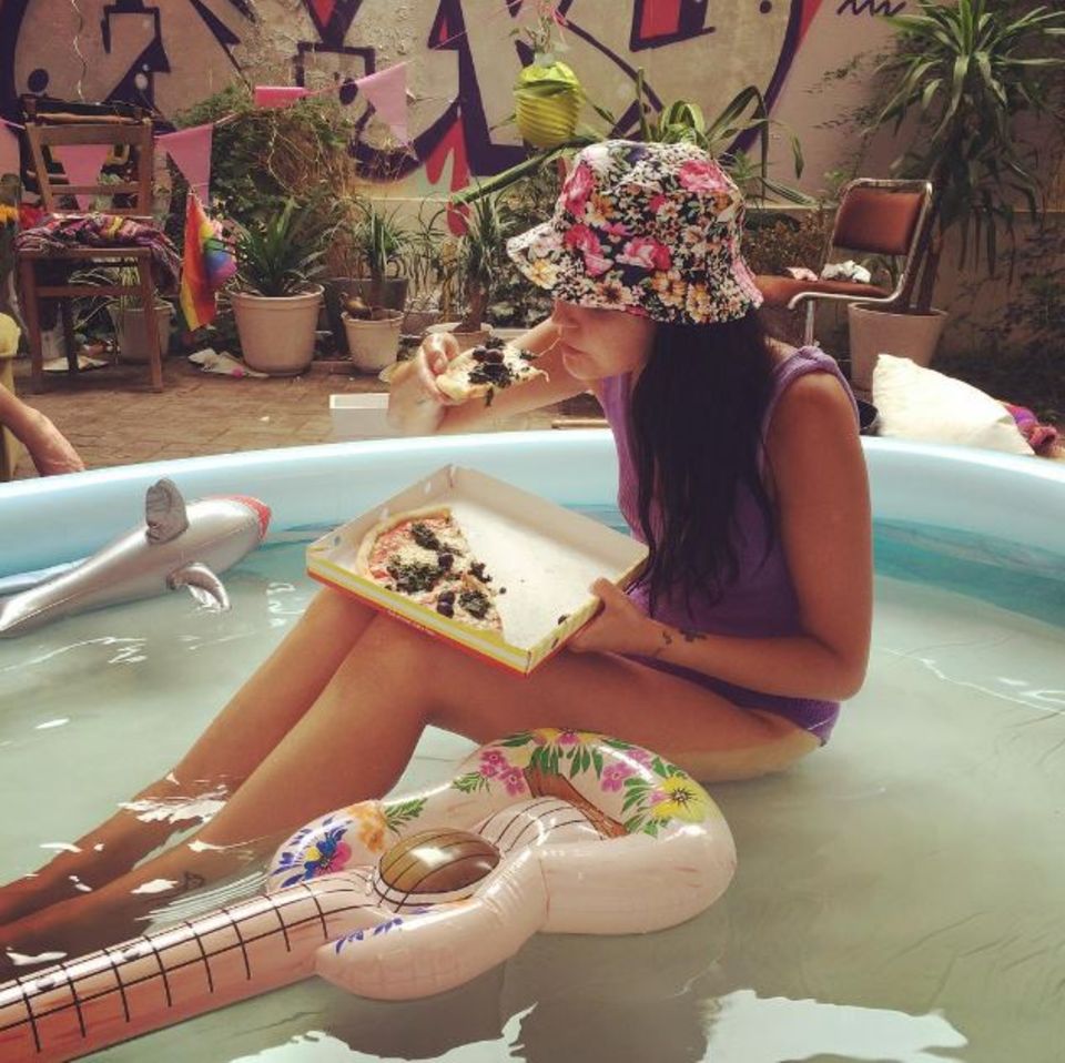 Bonnie Strange und ihr Service für Hitzegeplagte: Sie zeigt, wie man sein Essen derzeit am besten genießt - im Pool Bonnie Strange und ihr Service für Hitzegeplagte: Sie zeigt, wie man sein Essen derzeit am besten genießt - im Pool