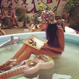 Bonnie Strange und ihr Service für Hitzegeplagte: Sie zeigt, wie man sein Essen derzeit am besten genießt - im Pool