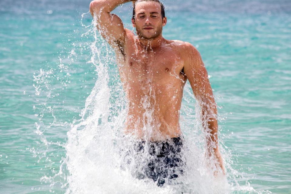 Hottie-Alarm in Hawaii: Die Hinter-den-Kulissen-Bild von Schauspieler Scott Eastwood beim Dreh eines Werbespots für "Davidoff Cool Water" könnte auch einfach schon das Kampagnenmotiv sein.