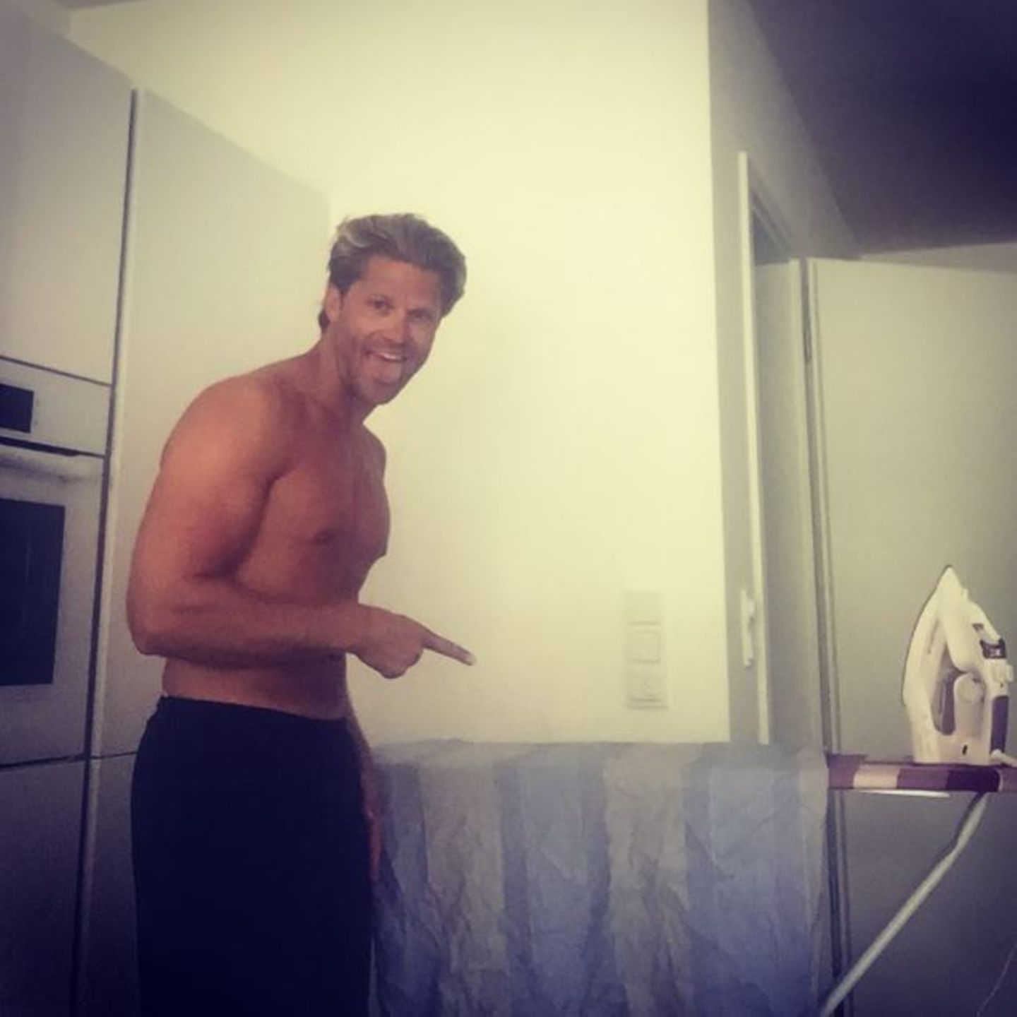 Ex-Bachelor Paul Janke gibt den extraheißen Typen: Er bügelt in der Sommerhitze seine Bettwäsche , freut sich aber für später auf ein Sommerfest.