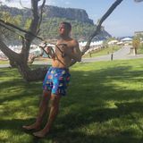 Wenigstens hat sich Lukas Podolski für seine Fitnessübungen bei Sommerhitze ein schattiges Plätzchen gesucht ... aber hoffentlich trinkt der Junge genug.