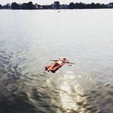 Irgendwo um Potsdam herum lässt Model Franziska Knuppe sich einfach mal treiben. Nur die Luftmatratze und sie wissen, wo genau sie in die Havel stieg.