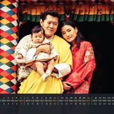 1. August 2016  Die neue Kalenderseite ist da: Das Königreich Bhutan veröffentlich das Kalenderblatt für August. Darauf ist die royale Familie hübsch in Szene gesetzt.