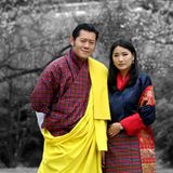 König JIgme und Königin Jetsun von Bhutan auf dem März-Kalenderblatt - vor Pfirsichbäumen in den königlichen Gärten.