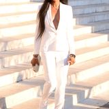 Naomi Campbell gibt sich im weißen Anzug nicht nur elegant, sondern auch freizügig.