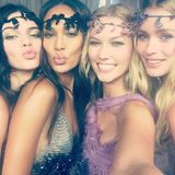 Karlie Kloss erfreut ihre Instagram-Follower mit diesem süßen Gruppenbild von sich und ihren Model-Kolleginnen.