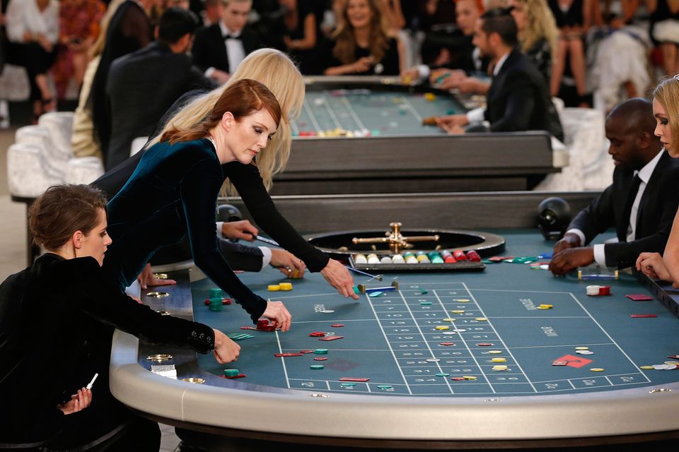 Julianne Moore macht ihr Spiel am Roulette-Tisch.