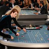 Julianne Moore macht ihr Spiel am Roulette-Tisch.