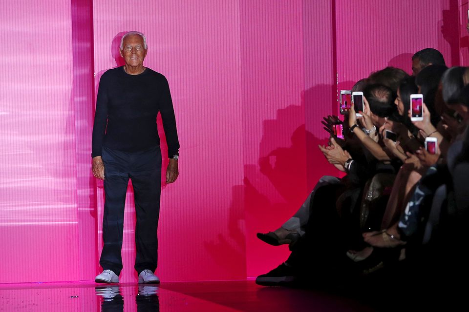 Star-Designer Giorgio Armani holt sich seinen verdienten Applaus in sportlichem Outfit ab.