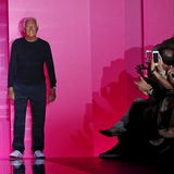 Star-Designer Giorgio Armani holt sich seinen verdienten Applaus in sportlichem Outfit ab.