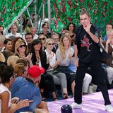 Dior-Designer Raf Simons holt sich wie immer schüchtern seinen verdienten Applaus ab.