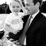 Ein zuckersüßes Foto von Prinz William und Prinz George - sie spielen nach Charlottes Taufe im Garten von "Sandringham House". Am Bildrand sieht man noch einen Teil des antiken Millson-Kinderwagens der Royals, in dem Charlotte zur Kirche gefahren wurde.