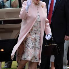 Auch Queen Elizabeth wird mit dem Wagen vorgefahren.