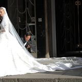 Als Nicky Hilton das Londoner Luxushotel "Claridge's" verlässt, kann man erstmals ihr opulentes Brautkleid in voller Pracht bewundern.