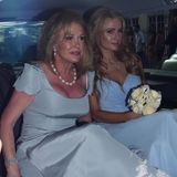 Auch Paris und Mama Kathy Hilton sind bereit für die Fahrt zum "Kensington Palace", wo die Trauung stattfindet.