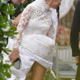 Um ihr störrisches Hochzeitskleid zu bändigen, muss Nicky Hilton unfreiwillig Bein zeigen. Die Hotelerbin nimmt's mit Humor.