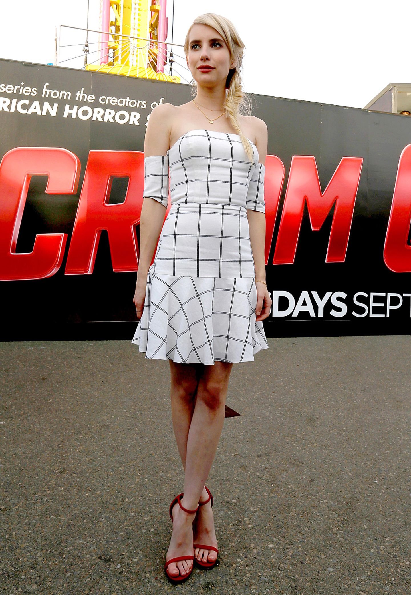 Großkariert: Emma Roberts präsentiert sich bei der Comic-Con u.a. in diesem schulterfreien Bustier-Kleid.