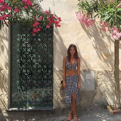 Unter der Sonne Italiens genießt Model Emily Ratajkowski ihren verdienten Sommerurlaub. Auch wenn sie in Europa noch nicht wirklich Fuß fassen konnte - in den USA ist die hübsche Brünette aufgrund ihrer Traumkurven ein echter Shooting-Star.