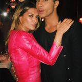 An der Seite von Balmain-Designer Olivier Rousteing glänzt Sabia Boulahrouz in einem pinken Wildlederkleid.