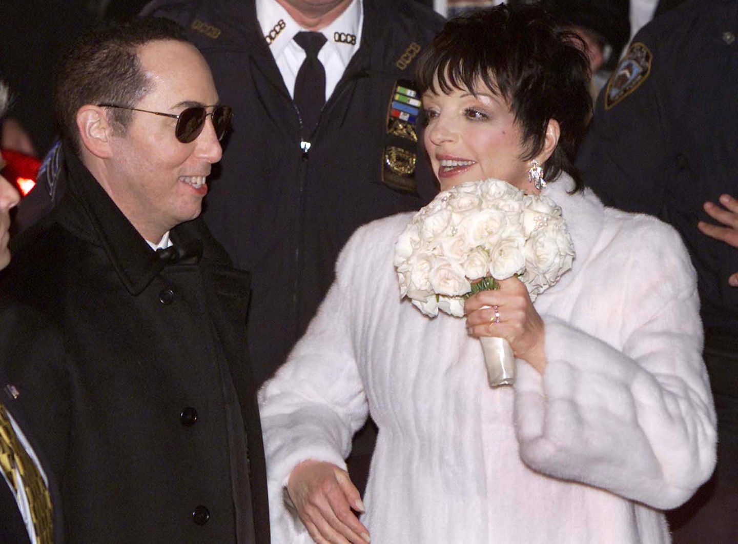 2002: Liza Minnelli  Schon Anfang des Jahrtausends legte Liza Minnelli (bei ihrer Trauung mit David Gest) mit ihrem Hochzeitskleid die Messlatte hoch. Heute wirken die 45.000 Dollar Kosten für ihren elfenbeinfarbenen Entwurf von Bob Mackey jedoch fast schon sparsam.