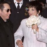 2002: Liza Minnelli  Schon Anfang des Jahrtausends legte Liza Minnelli (bei ihrer Trauung mit David Gest) mit ihrem Hochzeitskleid die Messlatte hoch. Heute wirken die 45.000 Dollar Kosten für ihren elfenbeinfarbenen Entwurf von Bob Mackey jedoch fast schon sparsam.