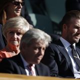 Wimbledon 2015: David Beckham ist offensichtlich ein großer Tennisfan. Schon zum wiederholten Mal kam er zum Match - hier mit seiner Mutter Sandra.